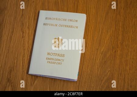Passaporto europeo di emergenza della Repubblica d'Austria - documento di viaggio color crema dell'UE o dell'Unione europea Foto Stock