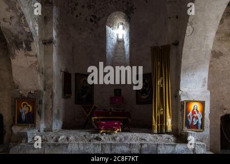 Il villaggio grotta di Khndzoresk nel sud-est Armenia. Fu abitato fino al 1951 ed è stato sviluppato come attrazione turistica. Foto Stock