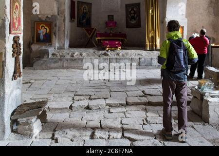 Il villaggio grotta di Khndzoresk nel sud-est Armenia. Fu abitato fino al 1951 ed è stato sviluppato come attrazione turistica. Foto Stock