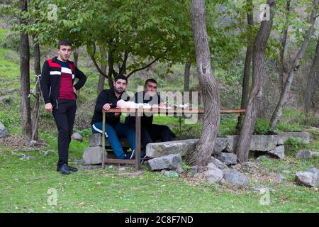 Il villaggio grotta di Khndzoresk nel sud-est Armenia. Fu abitato fino al 1951 ed è stato sviluppato come attrazione turistica. Foto Stock