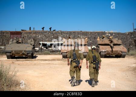 (200724) -- GOLAN HEIGHTS, 24 luglio 2020 (Xinhua) -- le forze dell'esercito israeliano sono viste stazionate nelle alture del Golan occupate da Israele il 23 luglio 2020. Israele stava rinforzando le sue truppe lungo il confine settentrionale con il Libano giovedì, giorni dopo che un combattente con il gruppo hezbollah libanese è stato ucciso in un attacco aereo israeliano. Un portavoce militare israeliano ha dichiarato in una dichiarazione che 'il comando del Nord sarà rafforzato con determinate forze di fanteria.' (Gil Eliyahu/JINI via Xinhua) Foto Stock