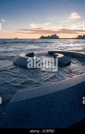 Il lungomare di Weston-super-Mare con la ripida Holm e il complesso Knightsstone Island in lontananza, Somerset Nord, Inghilterra. Foto Stock