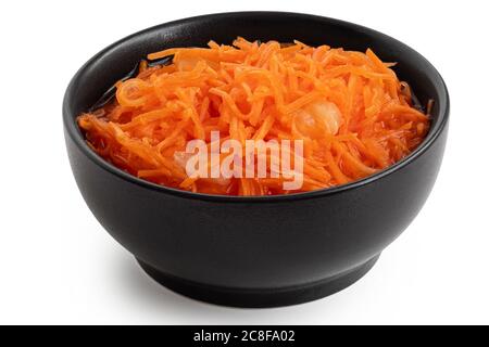 Insalata di carote e ananas in ciotola nera in ceramica isolata su bianco. Vista ad angolo alto. Foto Stock