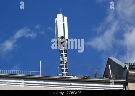 Berlino, Germania. 23 luglio 2020. Un'antenna per telefono cellulare è montata sul tetto di un edificio di appartamenti. Credit: Alexandra Schuler/dpa/Alamy Live News Foto Stock