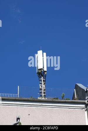 Berlino, Germania. 23 luglio 2020. Un'antenna per telefono cellulare è montata sul tetto di un edificio di appartamenti. Credit: Alexandra Schuler/dpa/Alamy Live News Foto Stock