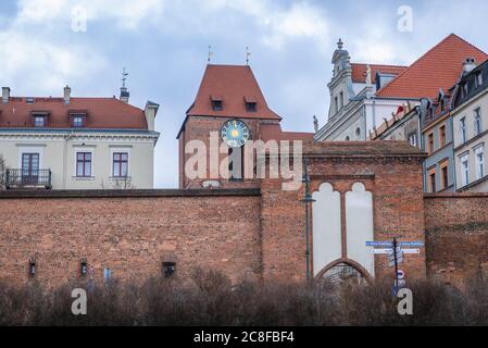 Mura medievali con porta Sailros e la torre della cattedrale, la città vecchia di Torun, Voivodato Kuyaviano Pomeriano della Polonia Foto Stock