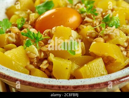 Farro Salad con Butternut e il pomodoro giallo primo piano Foto Stock