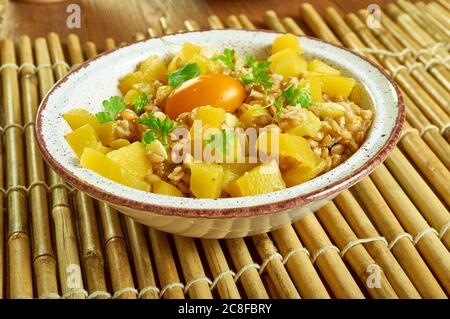 Farro Salad con Butternut e il pomodoro giallo primo piano Foto Stock