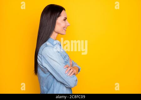 Primo piano-in su ritratto di lei bella-osservante attraente grazioso amabile affascinante cheery capelli dritti ragazza piegato armi assicurazione isolato su bright Foto Stock