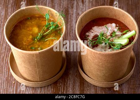 Due zuppe di lenticchie fresche, zuppa di pomodoro in scatola da asporto Foto Stock