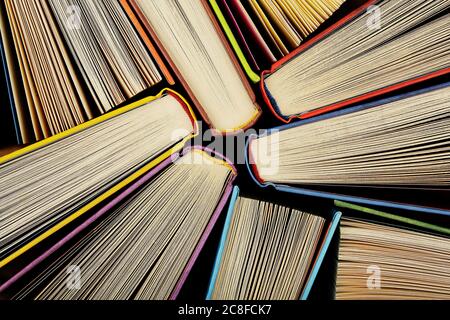 raccolta di libri posizionati in modo casuale come visto dall'alto Foto Stock