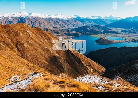 Le Harris Mountains e Glendhu Bay nelle Alpi meridionali della Nuova Zelanda, viste dal Roys Peak Track Foto Stock