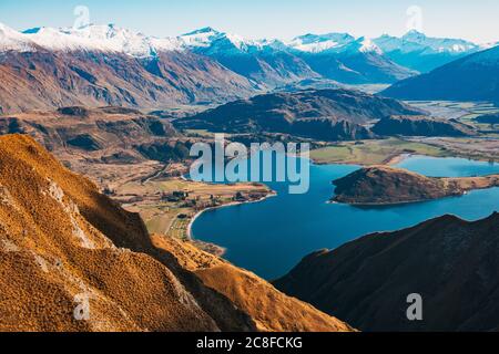 Le Harris Mountains e Glendhu Bay nelle Alpi meridionali della Nuova Zelanda, viste dal Roys Peak Track Foto Stock