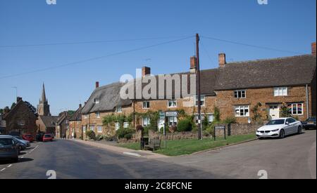 Case sulla High Street ad Adderbury nel North Oxfordshire nel Regno Unito, prese il 26 giugno 2020 Foto Stock