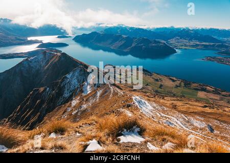 Lago Wanaka visto dal punto di osservazione di Roys Peak in una bella mattina chiara a Wanaka, Nuova Zelanda Foto Stock