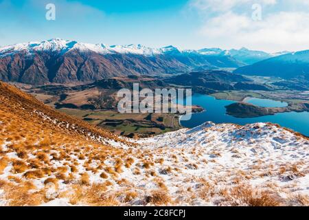 Le Harris Mountains e il lago Wanaka nelle Alpi meridionali della Nuova Zelanda, visto dal Roys Peak Track Foto Stock