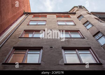 Si affaccia sulla facciata di un edificio commerciale, vista dal cortile sul retro. Foto Stock