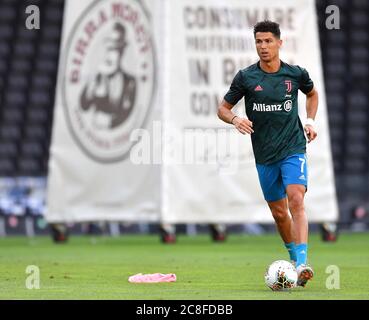 Udine, Italia. 23 luglio 2020. Cristiano Ronaldo durante il riscaldamento della Serie UNA partita tra Udinese e Juventus allo Stadio Friuli di Udine, Italia, il 23 luglio 2020. Foto di Simone Ferraro. Solo per uso editoriale, licenza richiesta per uso commerciale. Nessun utilizzo nelle scommesse, nei giochi o nelle pubblicazioni di un singolo club/campionato/giocatore. Credit: UK Sports Pics Ltd/Alamy Live News Foto Stock