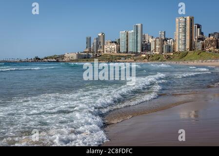 Vista dalla spiaggia pubblica di Ramlet al Baida situata lungo l'estremità meridionale della passeggiata Corniche Beirut a Beirut, Libano Foto Stock