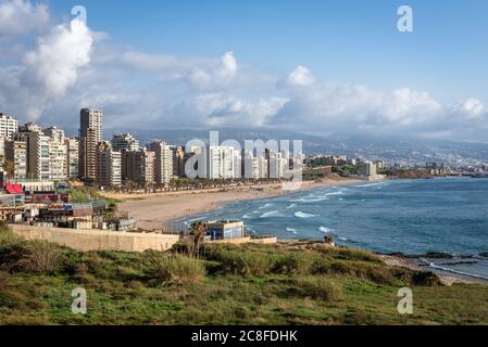 Vista aerea con la spiaggia pubblica di Ramlet al Baida situata lungo l'estremità meridionale della passeggiata Corniche Beirut a Beirut, Libano Foto Stock