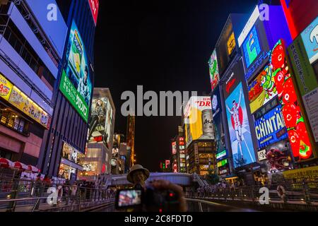 Osaka, Giappone - Settembre 22 2015: Dotonboti Street a Namba è la migliore attrazione turistica e famoso luogo di Osaka con colorato e cartellone l Foto Stock