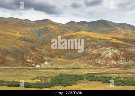 Cross-bedding in Candy cane Montagne in Azerbaigian. Strisce colorate delle colline. Shale striato montagne. Area a strisce rosse-rosa e bianche di Foto Stock