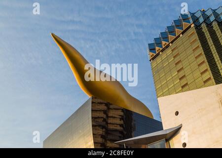 Tokyo. Giappone - 28 settembre 2015: Asahi Beer Buildings. Giorno di sole. Cielo blu. Asahi Breweries edificio con la fiamma Asahi Foto Stock