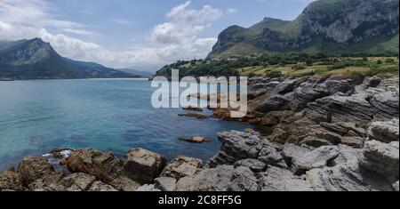 Costa rocciosa nel mese di luglio a Sonabia, Cantabria, Spagna, Europa Foto Stock