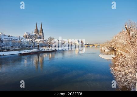 Città vecchia con ponte di pietra e la chiesa di San Pietro (Cattedrale di Ratisbona) sul Danubio in inverno, Germania, Baviera, Oberpfalz, Ratisbon Foto Stock