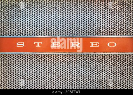 Primo piano di un jukebox vintage con lo stereo di testo su uno sfondo arancione Foto Stock