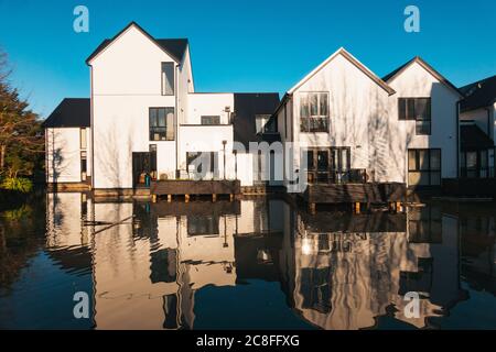 Case cittadine situate su un laghetto a Christchurch, Nuova Zelanda Foto Stock