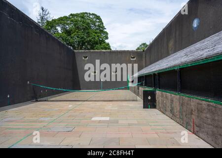 Campo da tennis reale del XVI secolo presso Falkland Palace nel villaggio di Falkland a Fife, Scozia, Regno Unito Foto Stock