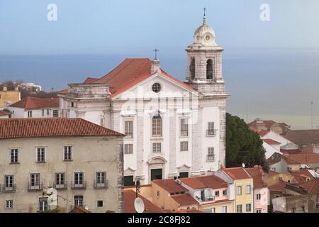 Chiesa di Santo Stefano dal punto di osservazione Portas do Sol a Lisbona, Portogallo. Foto Stock