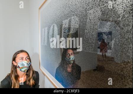 Londra, Regno Unito. 24 luglio 2020. Il Tate Modern riapre lunedì. Ai visitatori viene chiesto di seguire le indicazioni sulla distanza sociale, ecc., in linea con i consigli del governo in seguito all'allentamento del blocco. Credit: Guy Bell/Alamy Live News Foto Stock