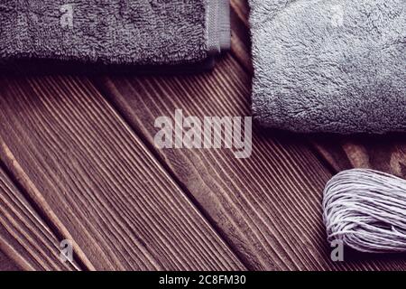 Asciugamani da bagno su sfondo di legno. Asciugamano blu Foto Stock