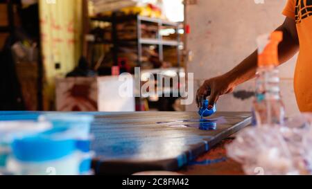 ABORIGINAL CHE FA ARTE DI PITTURA IN AUSTRALIA; NOVEMBRE-2019- YUENDUMU-AUSTRALIA; Foto Stock