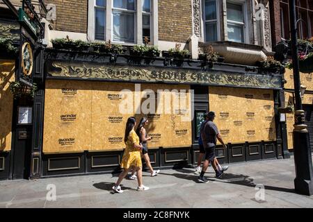 Imbarco sul pub Silver Cross Tavern, No.33 Whitehall, centro di Londra, Inghilterra, Regno Unito Foto Stock