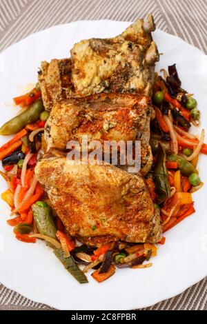 Costolette arrosto con erbe e verdure. Ora di pranzo Foto Stock