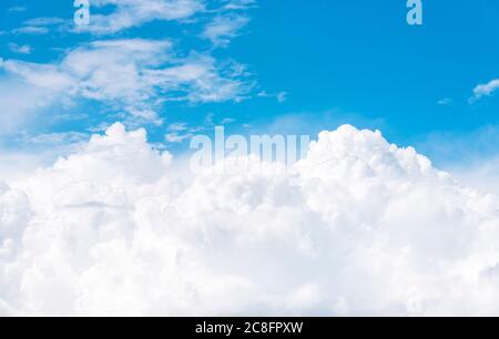 Cumulus nuvole su cielo blu, vista dalla finestra dell'aereo Foto Stock