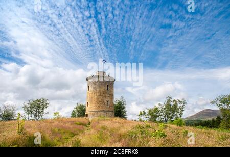 The Knight's Law Tower, Penicuik Estate, Penicuik, Midlothian, Regno Unito. 24 luglio 2020. Meteo, Scozia cieli blu e nuvole soffici sopra la Torre della Legge del Cavaliere, con le colline Pentland in lontananza. Credit: phil wilkinson/Alamy Live News Foto Stock