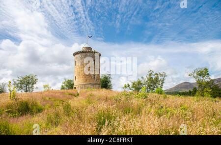 The Knight's Law Tower, Penicuik Estate, Penicuik, Midlothian, Regno Unito. 24 luglio 2020. Meteo, Scozia cieli blu e nuvole soffici sopra la Torre della Legge del Cavaliere, con le colline Pentland in lontananza. Credit: phil wilkinson/Alamy Live News Foto Stock