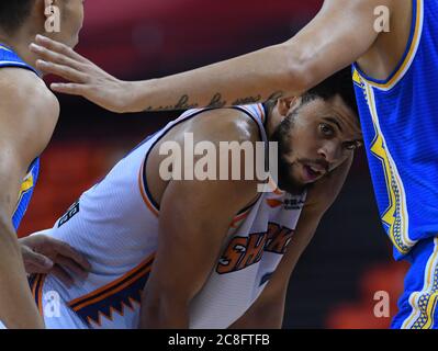 Qingdao, la provincia cinese di Shandong. 24 luglio 2020. Ray McCallum degli squali di Shanghai reagisce durante una partita tra Fujian Sturgeons e gli squali di Shanghai alla lega 2019-2020 della Chinese Basketball Association (CBA) a Qingdao, nella provincia di Shandong, nella Cina orientale, il 24 luglio 2020. Credit: Yongqiao/Xinhua/Alamy Live News Foto Stock