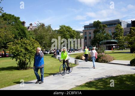 Centro citta', Edimburgo, Scozia, Regno Unito. 24 luglio 2020. I turisti sembrano essere ingannati di nuovo nelle strade del centro della città dopo 4 mesi di blocco, la gente che cammina nei giardini di Piazza St Andrews. Foto Stock