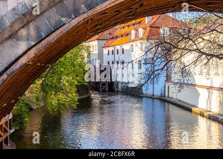 Vecchia ruota del mulino ad acqua sotto il Ponte Carlo, il fiume Certovka, Praga, Repubblica Ceca. Foto Stock