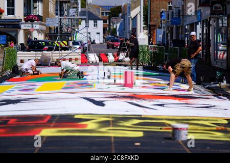 Portland Road, Worthing, Regno Unito. 24 luglio 2020. Creare arte di strada su una strada chiusa per aiutare le distanze sociali. La strada è stata chiusa per aiutare gli spartiti sociali e per consentire ai caffè di diffondere i loro tavoli e sedie. L'arte è baing dipinto sulla superficie stradale per illuminare l'area. Foto per credito: Julie Edwards/Alamy Live News Foto Stock