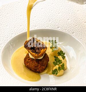 Piatto da buongustai dell'Hotel Krone Chef de Cuisine Peter Prüfer a Weil am Rhein, Germania. Due tipi di testa di vitello: La testa di Chalb magra & cotta con vellutato di pastinaca e chervil Foto Stock