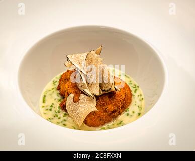 Piatto da buongustai dell'Hotel Krone Chef de Cuisine Peter Prüfer a Weil am Rhein, Germania. Pralina di vitello - animelle fritte in profondità e con tartufo estivo Foto Stock