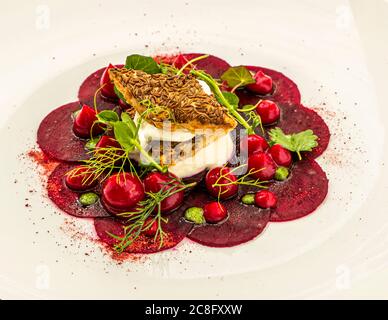 Piatto da buongustai dell'Hotel Krone Chef de Cuisine Peter Prüfer a Weil am Rhein, Germania. Kaiserstühler Rane - pasta sfoglia, panna acida ed erbe selvatiche Foto Stock