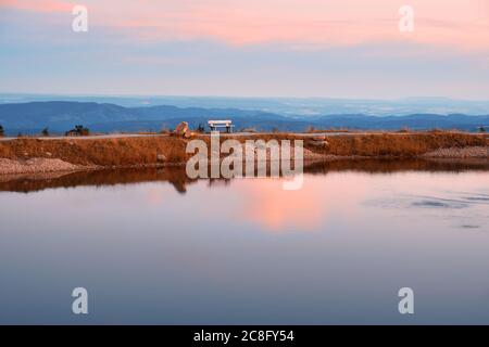 Escursioni nelle montagne Harz, Germania. Bel cielo al tramonto in estate sul Monte Wurmberg vicino a Braunlage in bassa Sassonia. Foto Stock