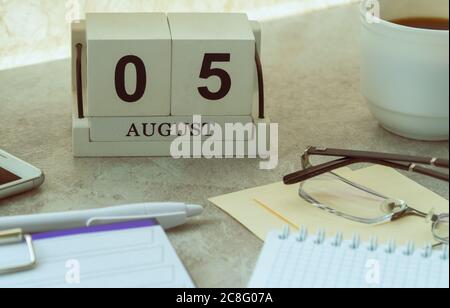 Agosto 05, data sul calendario. Cubo di legno fatto a mano con data mese e giorno. Pianificazione per il giorno. Foto Stock